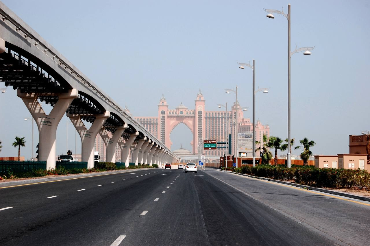 Drive Across the UAE with Expert Travel Routes and Custom Road Planning Solutions